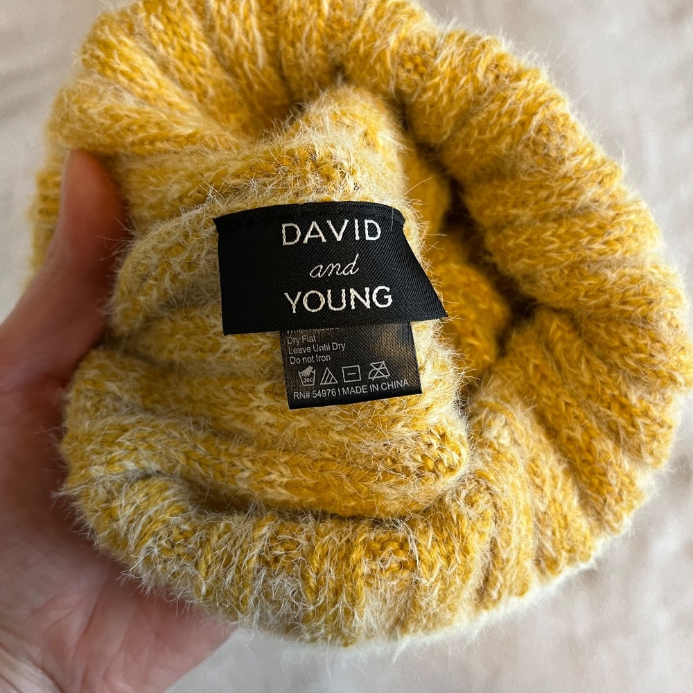 D&Y Pompom Toque - Picture 4 of 4